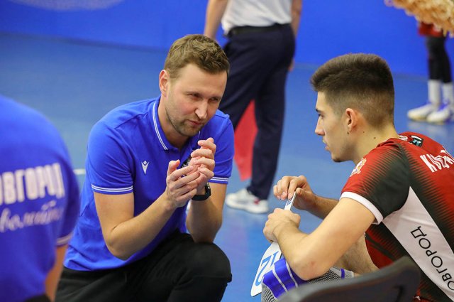 Сергей Андриевский (на фото слева) считает, что игра за национальную сборную с государственной символикой многое значит для молодых спортсменов.