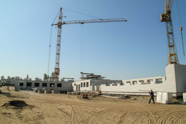 Первый этаж и подвал строящейся школы уже на стадии штукатурных работ