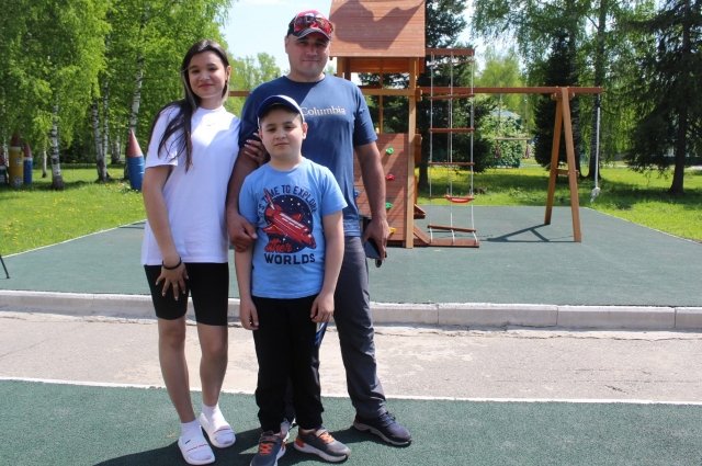 Водитель АО Междуречье Александр Ситников проводил на первый сезон в лагерь Светлячок двоих детей - Ирину и Максима.