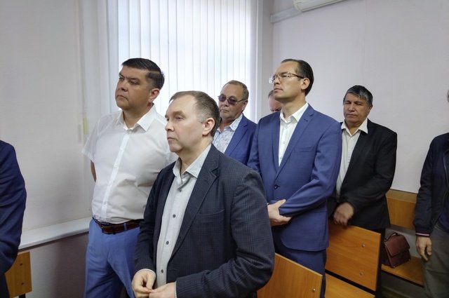 Вице-премьер и министр ЖКХ Борис Беляев (первый ряд, слева), глава минстроя Рамзиль Кучарбаев (второй ряд, справа). 