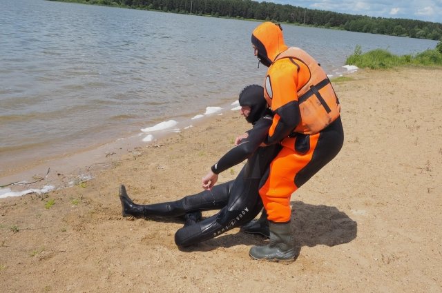 Спасатели МЧС демонстрируют приёмы помощи на воде