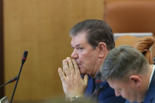 Кроме Владимира Егорова были задержаны его дочь, работавшая главным бухгалтером УСК «Сибиряк» и оценщик.