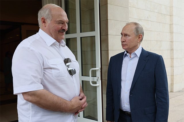 9 июня 2023. Президент РФ Владимир Путин и президент Белоруссии Александр Лукашенко во время встречи в Сочи.