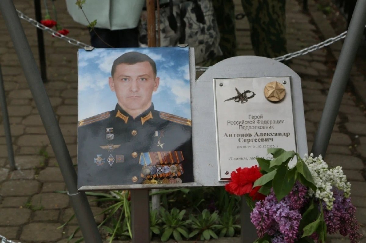 В Волгодонске убрали баннер с унитазом, который висел рядом с героем СВО