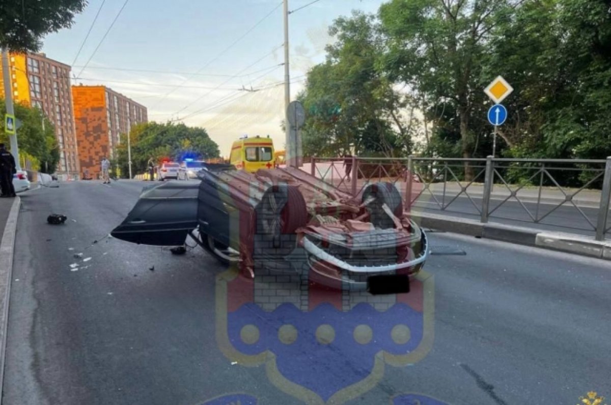 В Калининграде машину разорвало на две части от удара в столб