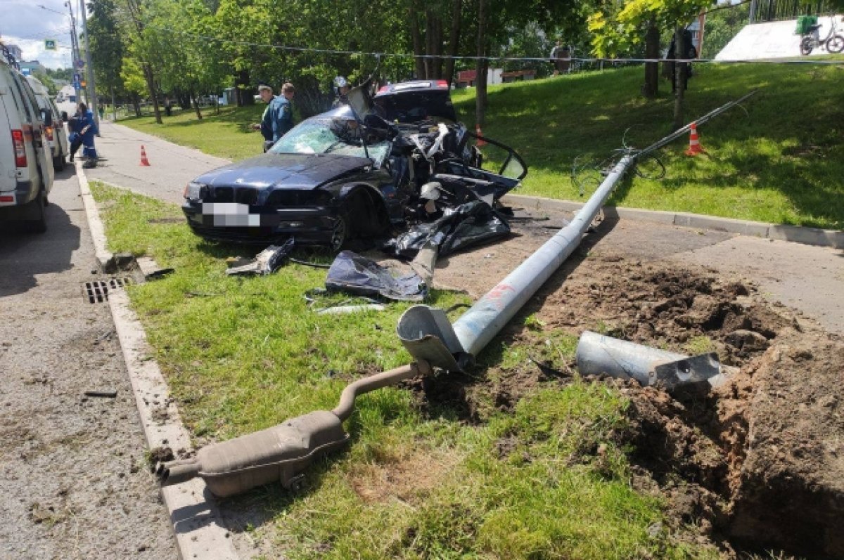 В Москве 19-летний водитель легковушки без прав погиб, врезавшись в столб