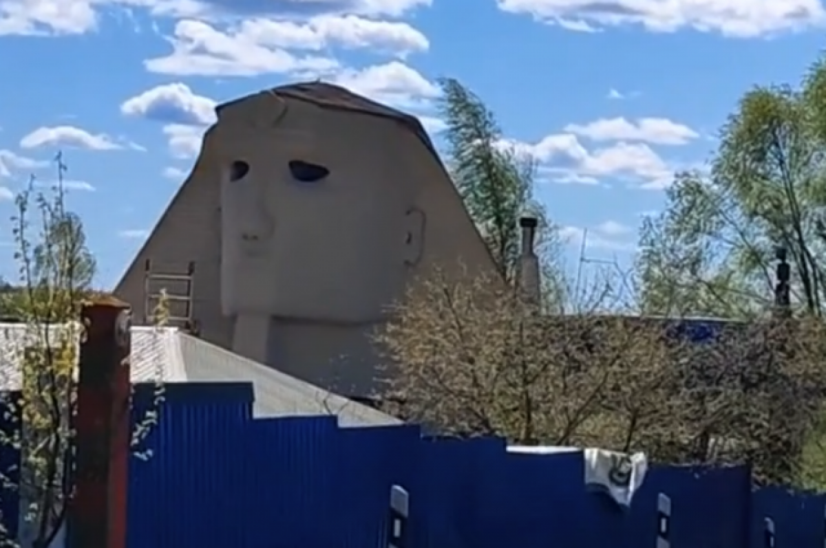 В белорусском Витебске дачник превратил дом в «египетскую» пирамиду с лицом