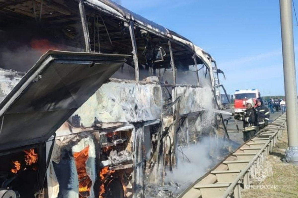 Выгорел дотла. Автобус с пассажирами вспыхнул на трассе в Подмосковье