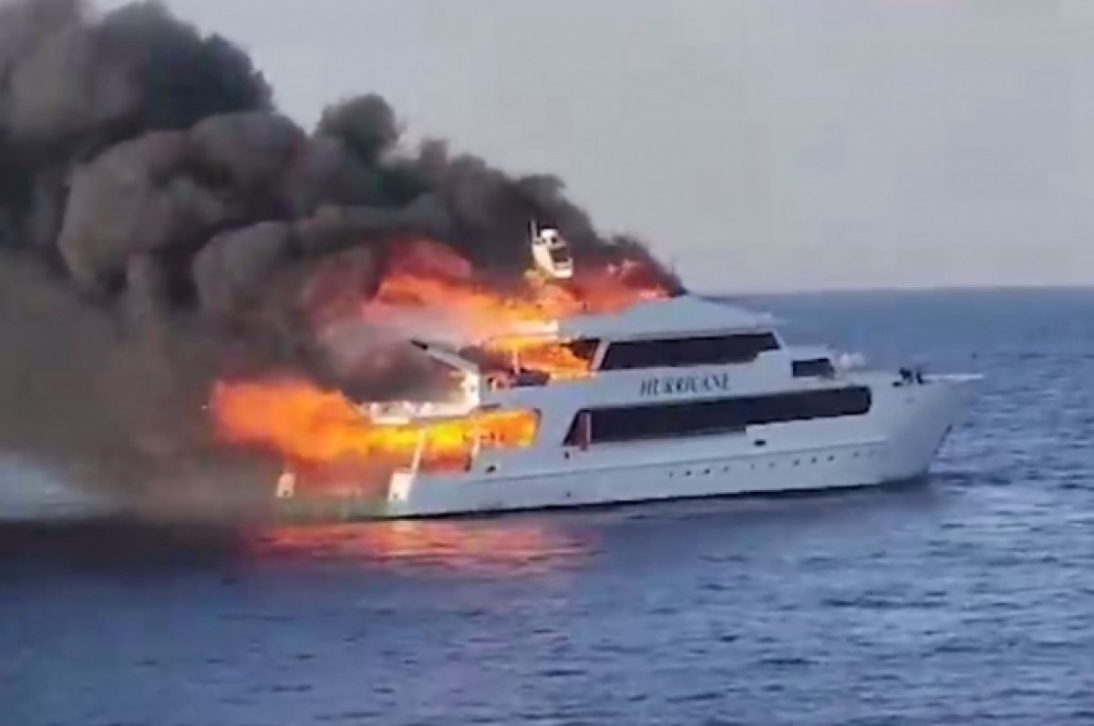 Туристическая яхта загорелась у берегов Египта