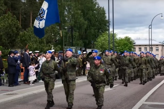 Финские военные гордо маршируют под знаменем со свастикой (парад 4 июня 2023 года в Ювяскюля) 