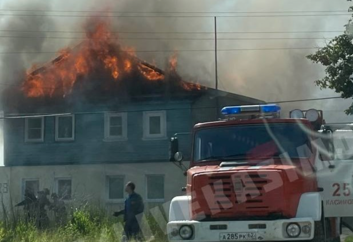 Касимовская 12. Дом горит. Пожар дома. Пожар в Рязани. Пожар двухэтажного дома.