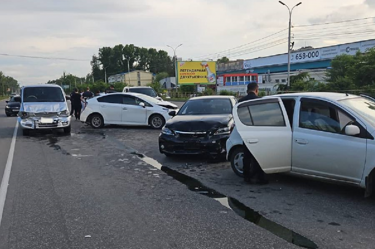 В Хабаровске пьяный водитель на Mazda устроил ДТП с четырьмя автомобилями |  АиФ Хабаровск