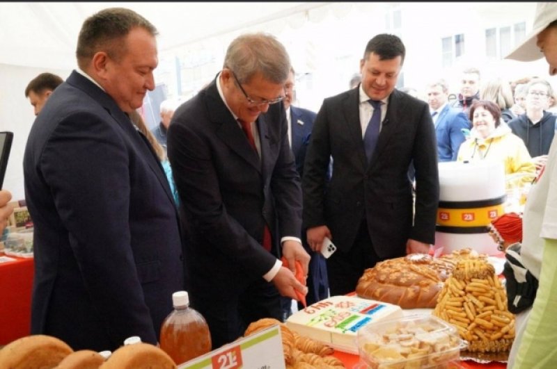 Глава РБ Радий Хабиров сделал на праздничном торте надпись. 