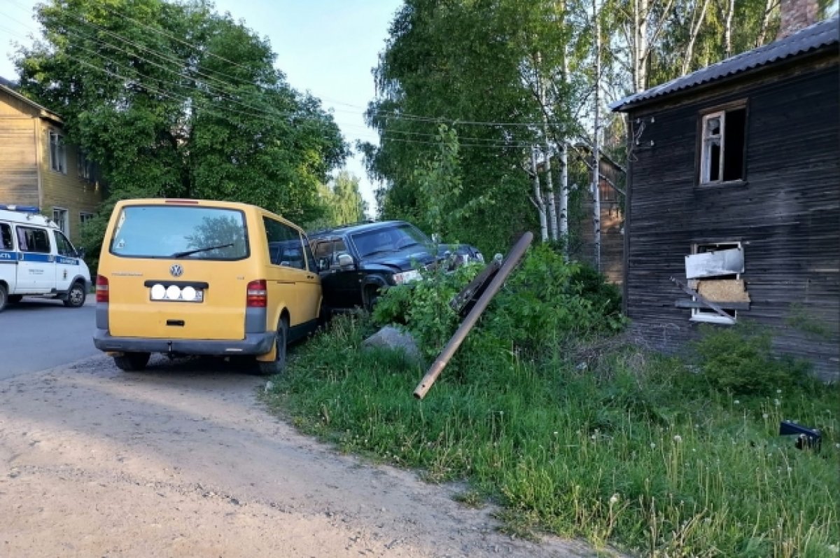 Девушка на внедорожнике погнула фонарь в Петрозаводске | АиФ Карелия