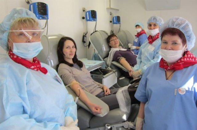 Сотрудники и доноры республиканской станции переливания крови.