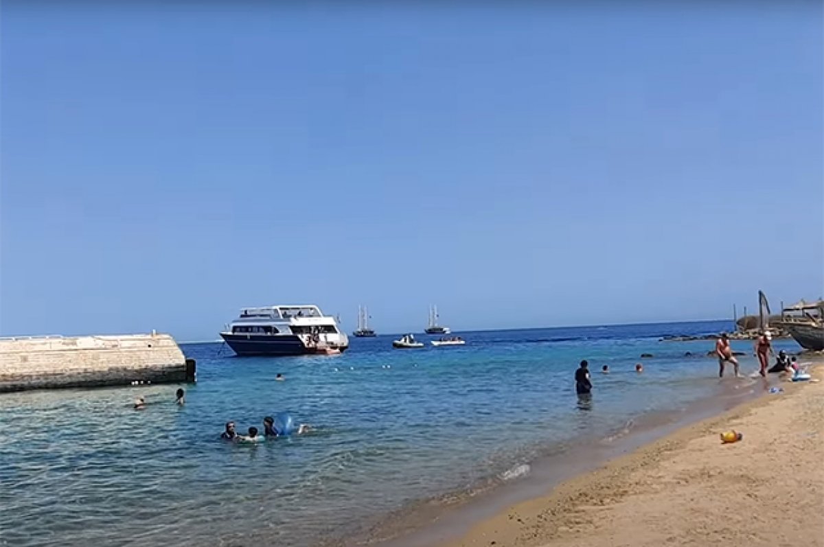 «Сетки от акул нет». На пляже в Египте, где погиб турист, снова купаются