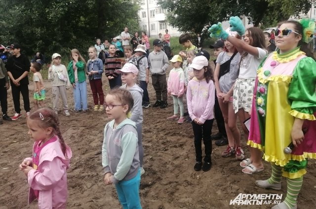 Весёлые аниматоры играли с детьми столько, сколько хотели ребятишки.