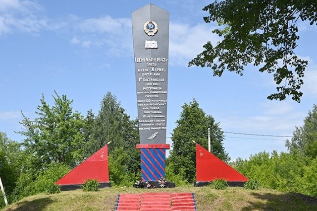 Обелиск расположен на возвышенности и выполнен в форме клинка высотой 12 метров. Памятник виден издалека. Это святое место не только для жителей деревни, но и для каждого человека, который чтит свою историю.
