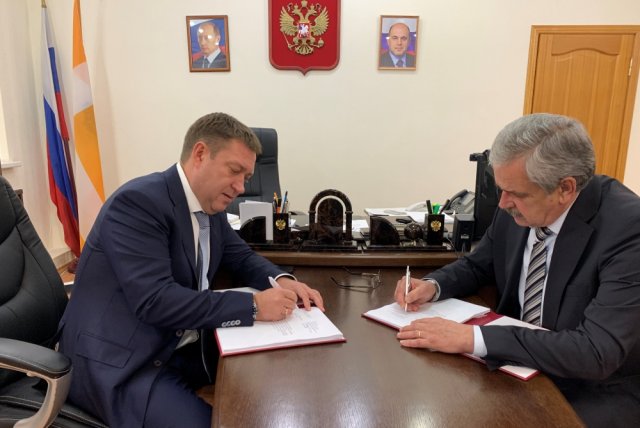 Александр Кривко с министром здравоохранения края Владимиром Колесниковым обсуждают волнующие медиков Ставрополья вопросы.