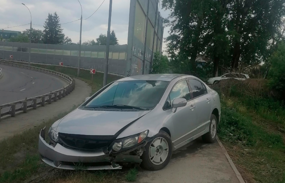 В Новосибирске попавшая в ДТП Honda свесилась с подъёма на Бугринский мост  | АиФ Новосибирск