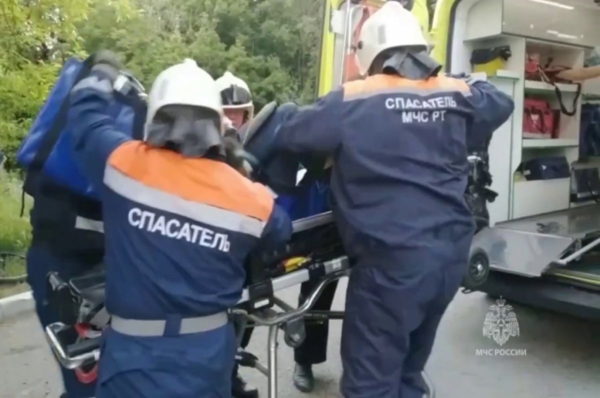 Двух маломобильных человек спасли из горящего дома в Казани