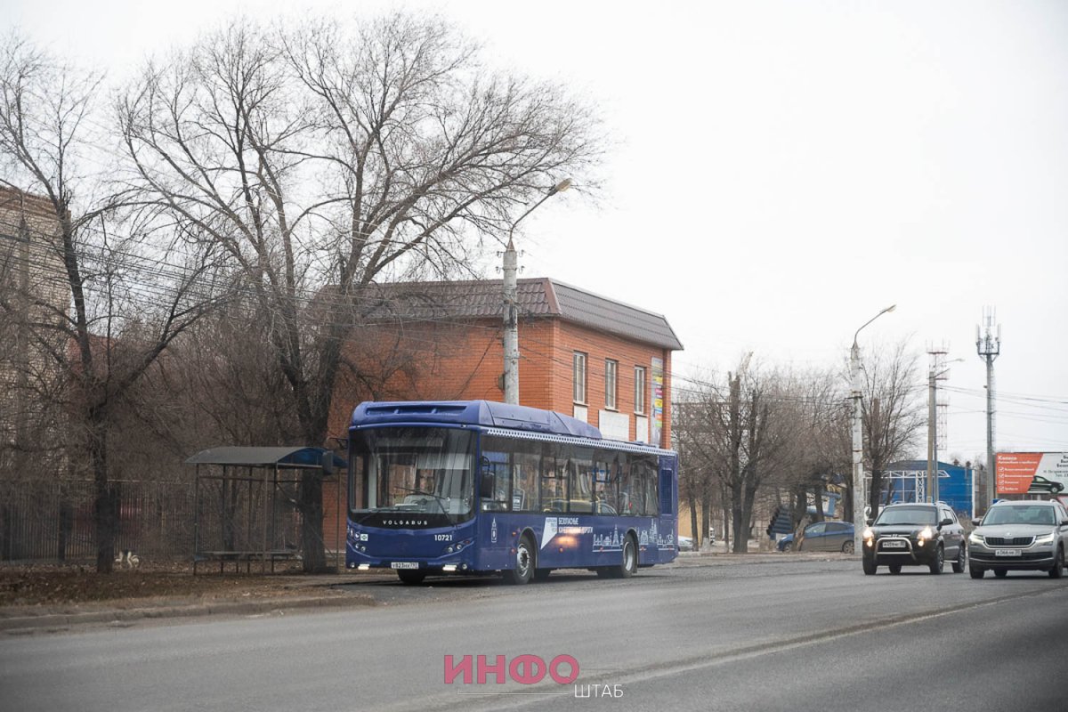 В Астрахани хулиганы разбили стекло в новом автобусе | АиФ Астрахань