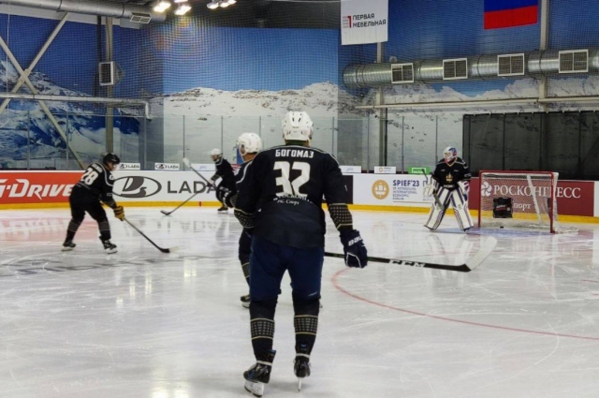 Губернатор Александр Богомаз сыграл в хоккей на ПМЭФ
