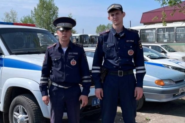 Старший лейтенант полиции Алексей Парфёнов и лейтенант Иван Табаев помогли спасти 15-летнюю девушку.