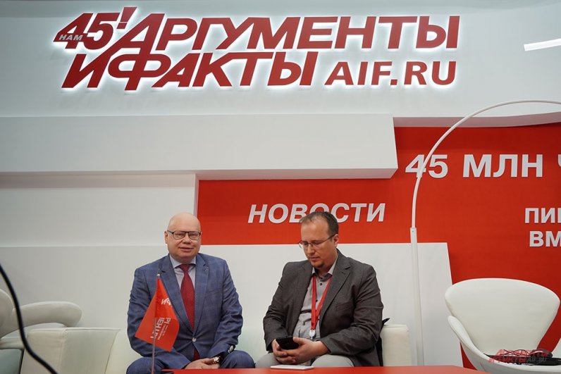 Алексей Лавров, Заместитель Министра финансов Российской Федерации (слева).