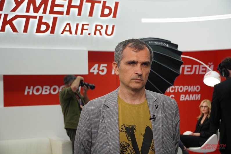 Блогер Юрий Подоляка.