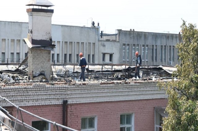 Кровля и чердак дома во время пожара выгорели полностью.
