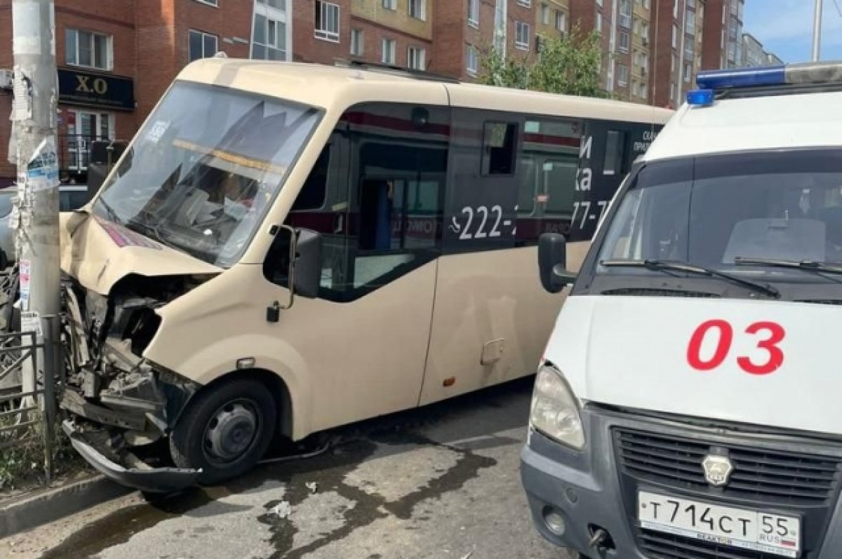 В Омске микроавтобус с пассажирами влетел в столб, водитель скончался | АиФ  Омск