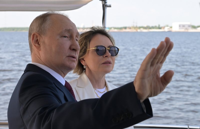 Владимир Путин и заместитель генерального директора компании «Газпром нефть», генеральный директор ООО «Газпром Лахта» Елена Илюхина.