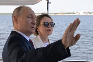 Что за женщина была рядом с Путиным на церемонии поднятия флагов?