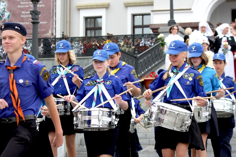 Музыкальное шествие возглавил отряд барабанщиков Братства православных следопытов.