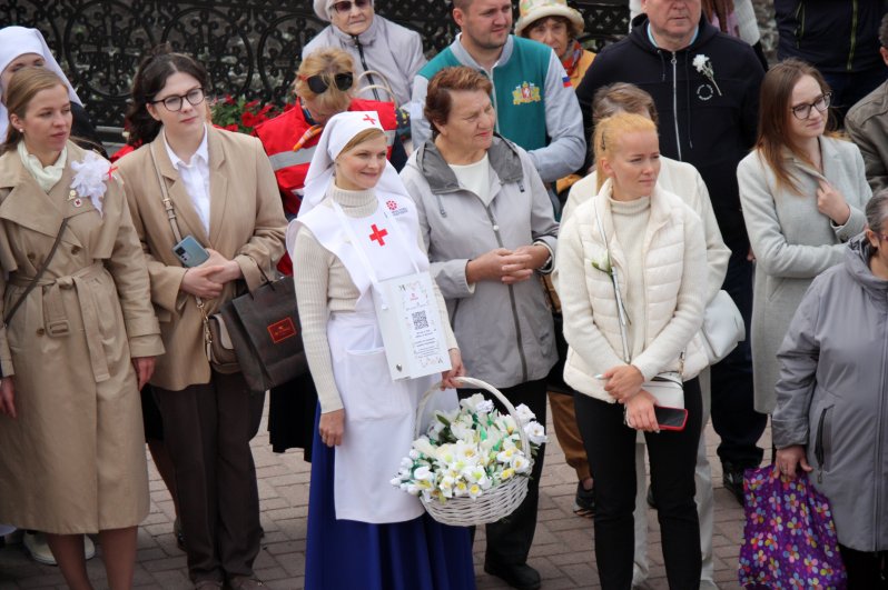 Сестры милосердия и волонтеры предлагали всем сделать пожертвование в обмен на белые цветы.