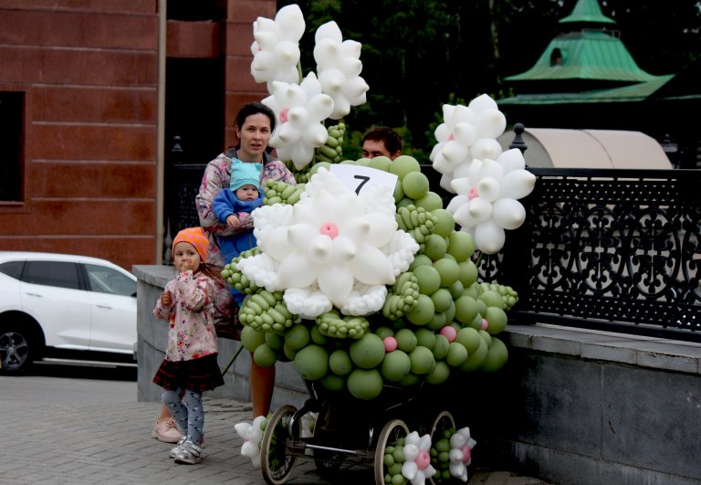 3 место в конкурсе колясок заняла семья Татауровых, композиция «Воздушные шары».