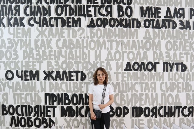 Наиля Аллахвердиева в качестве куратора международного фестиваля «Аланика 2023» на открытии выставки «Право поэта» (Владикавказ, апрель 2023 года).