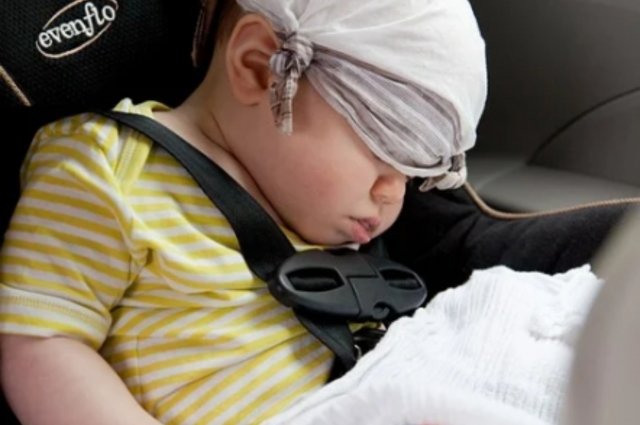 Хорошее автокресло, правильное пристегивание - и ребенок может спокойно спать в дороге.