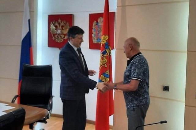 Удостоверите было передано после того, как экс-губернатора региона Александра Усса избрали сенатором Совета Федерации РФ и его место в Заксобрании освободилось.