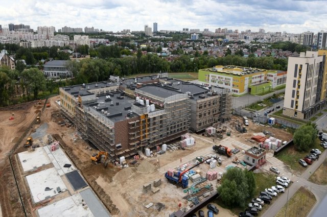Одна из новых школ строится на ул. Курынова в Советском районе.