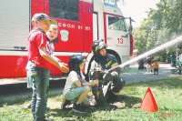 Эти дети узнали, как непросто тушить пожары. Ещё и поэтому они наверняка будут очень осторожны с огнём.
