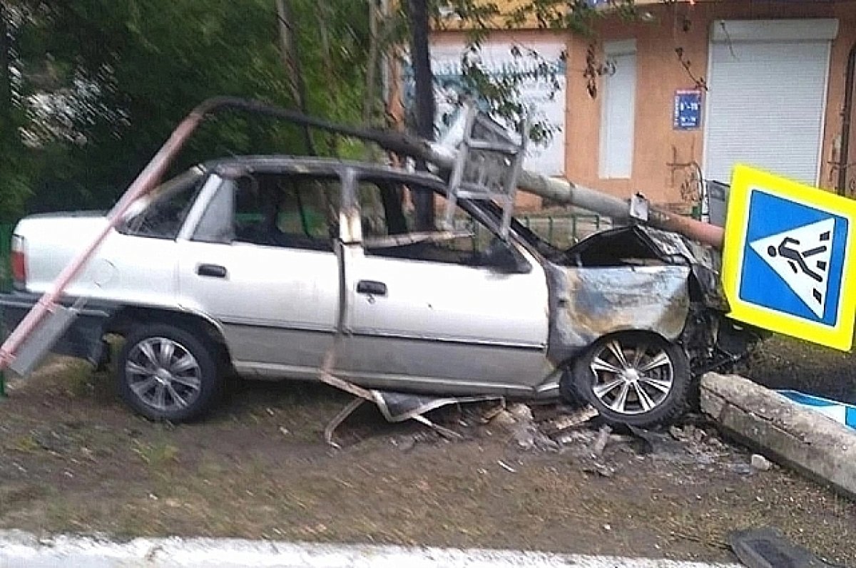 На Урале 14-летний подросток влетел в столб на машине бабушки | АиФ Урал