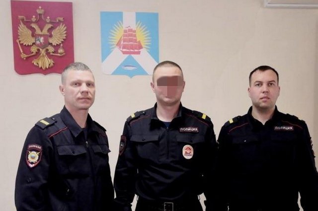 Погибший (в центре) вместе с коллегами на награждении за спасение человека.