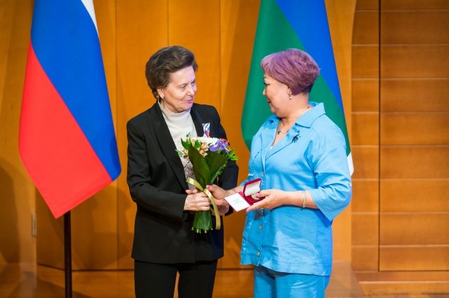 Награды югорчанам вручила лично губернатор автономного округа Наталья Комарова.