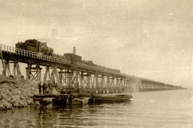 Первый мост через Керченский пролив был построен в 1944 году во время войны.