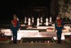 Военнослужащие роты Почетного караула и участницы акции «Свеча памяти» на Мемориале Славы в Тирасполе.