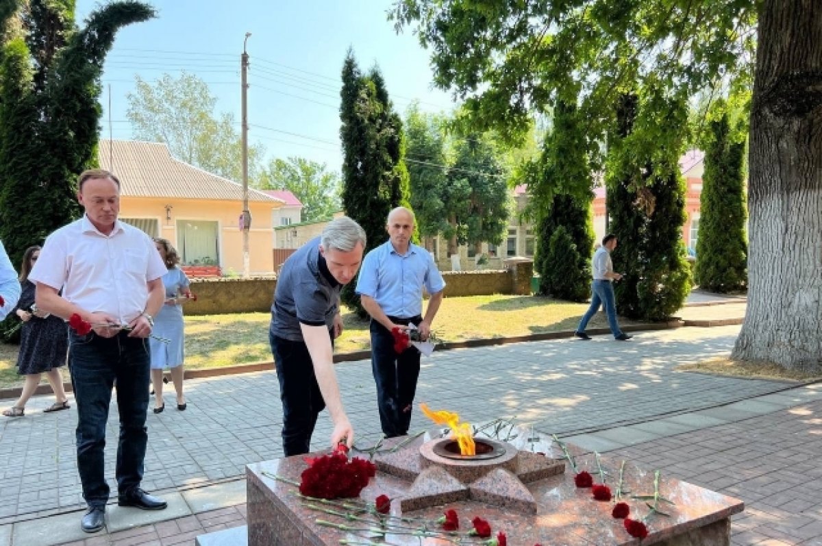 В День памяти и скорби Анохин возложил цветы в поселке Красном | АиФ  Смоленск