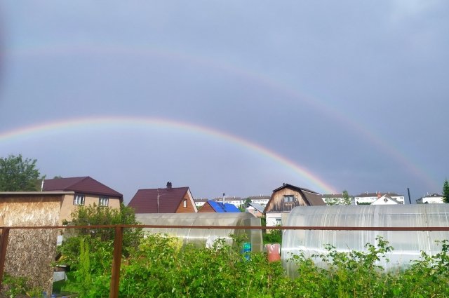 После сильного ливня в небе Красноярска появилась двойная радуга.