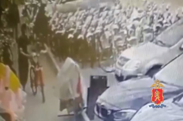 Злоумышленник спокойно подошел к ряду средств передвижения, выставленных перед торговым объектом, взял велосипед и в пешем порядке покатил его. 